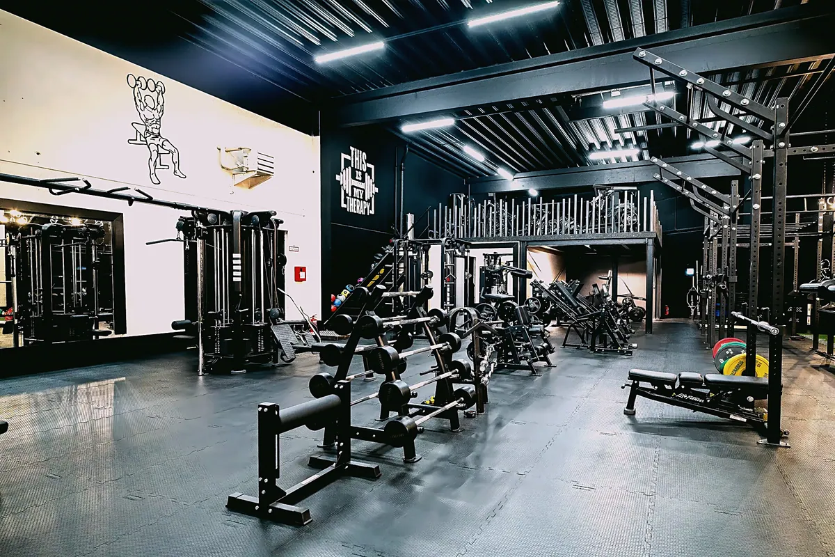 Freihantelbereich mit Hantelbänken im FITPARK Löhne